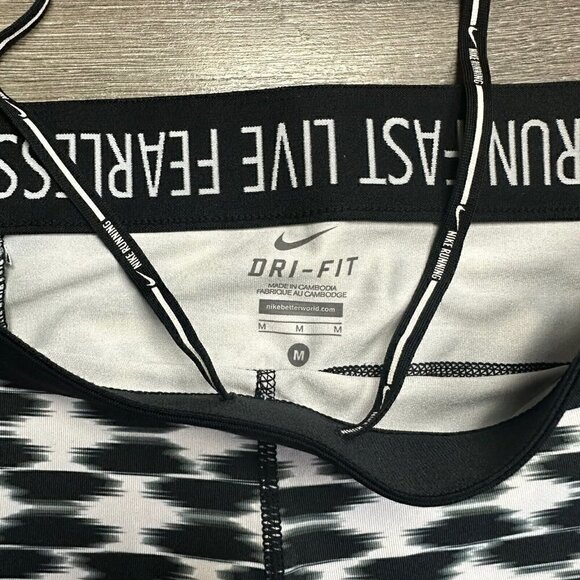 Nike Dri-Fit Leggings Size M Run Fast Live Fearless Black White Grey - Picture 6 of 6